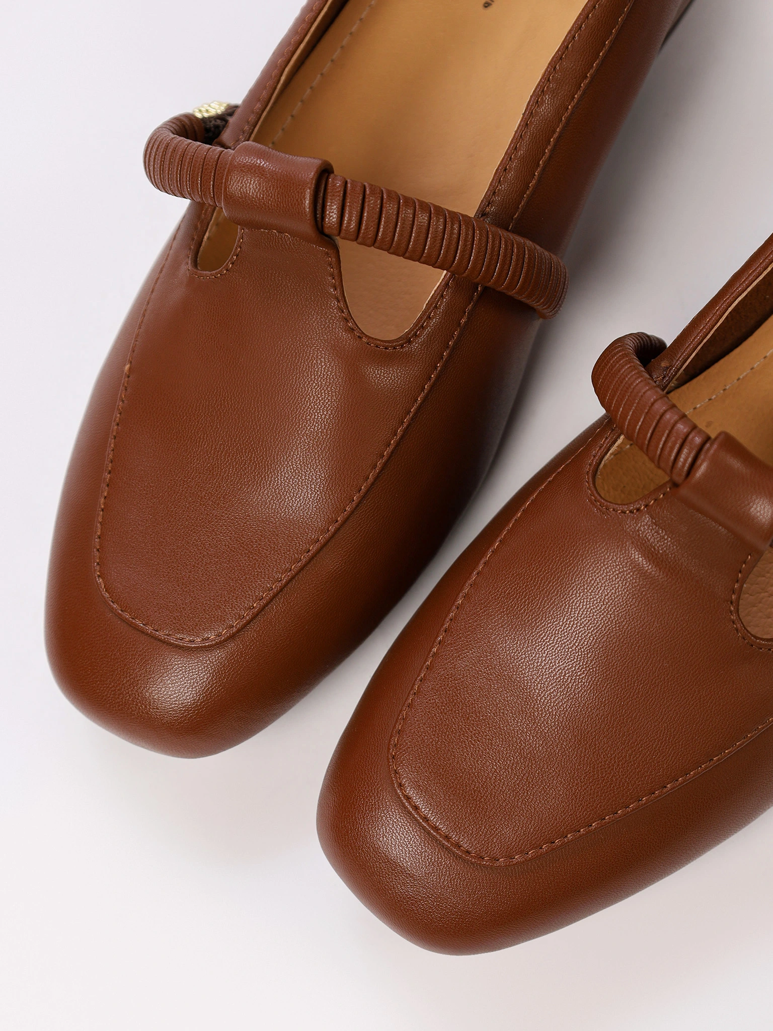 Туфли коричневого цвета на низком каблуке